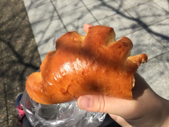 八丁堀「サトヤベーカリー」のクリームパン